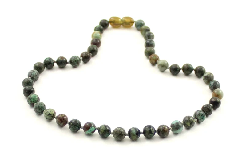 Collar anudado verde con piedras preciosas turquesa africana