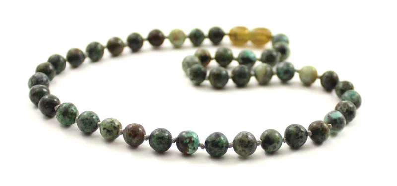 Collar anudado verde con piedras preciosas turquesa africana