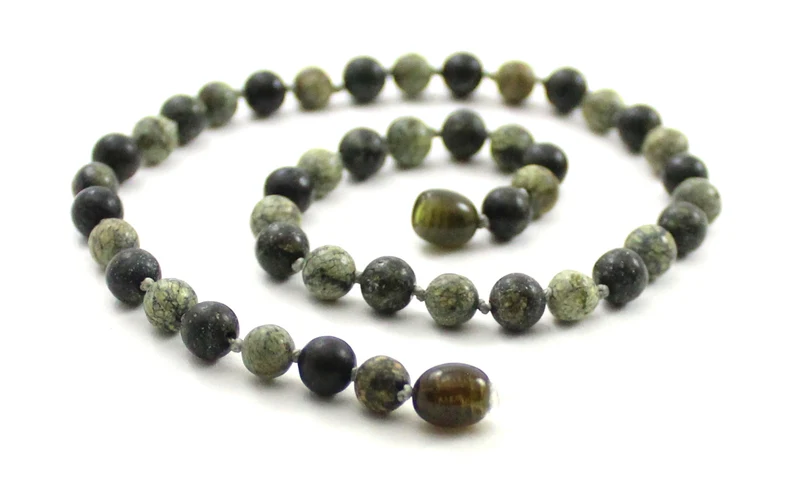 Collar anudado verde con piedras preciosas serpentinas