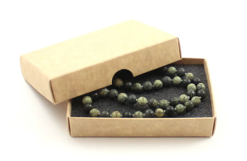 Collar anudado verde con piedras preciosas serpentinas