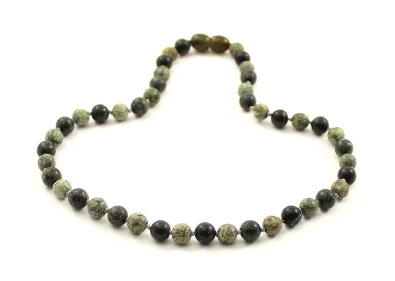 Collar anudado verde con piedras preciosas serpentinas