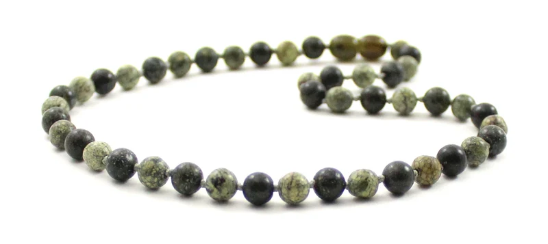 Collar anudado verde con piedras preciosas serpentinas