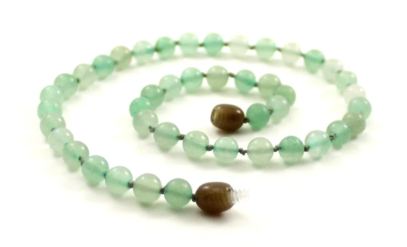Collar anudado verde con piedras preciosas de aventurina
