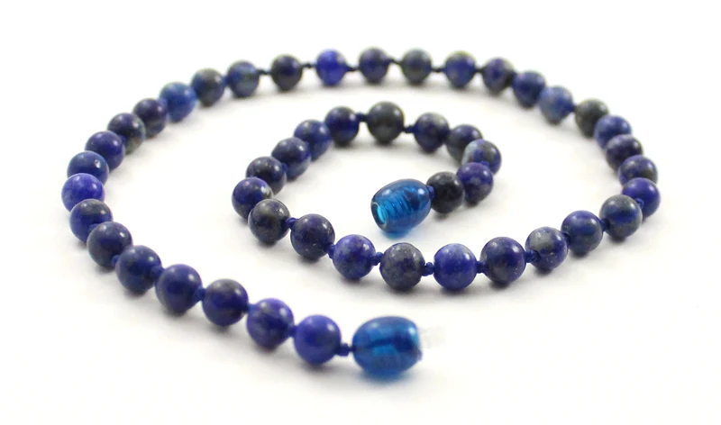Collar anudado azul con piedras preciosas de lapislázuli