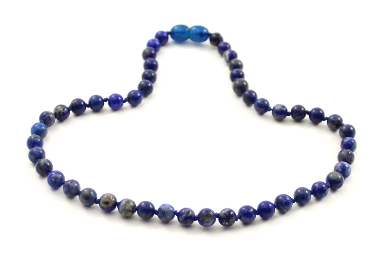 Collar anudado azul con piedras preciosas de lapislázuli