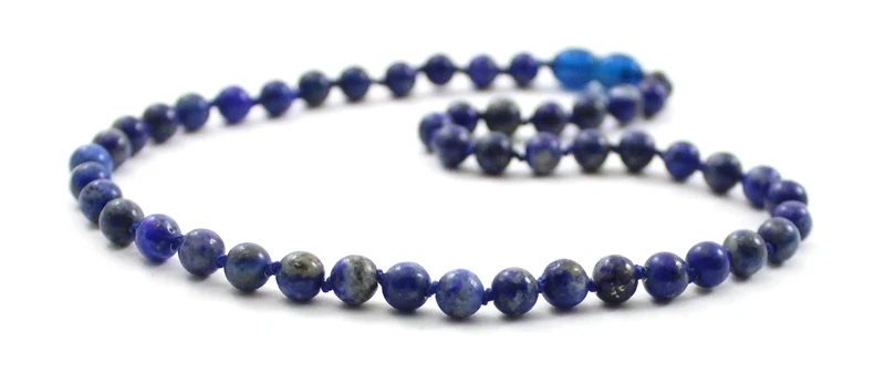 Collar anudado azul con piedras preciosas de lapislázuli