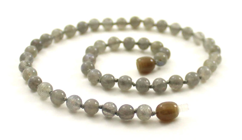 Collar gris anudado con piedras preciosas de labradorita