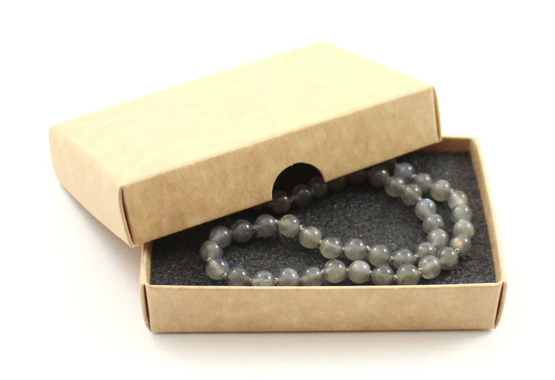 Collar gris anudado con piedras preciosas de labradorita