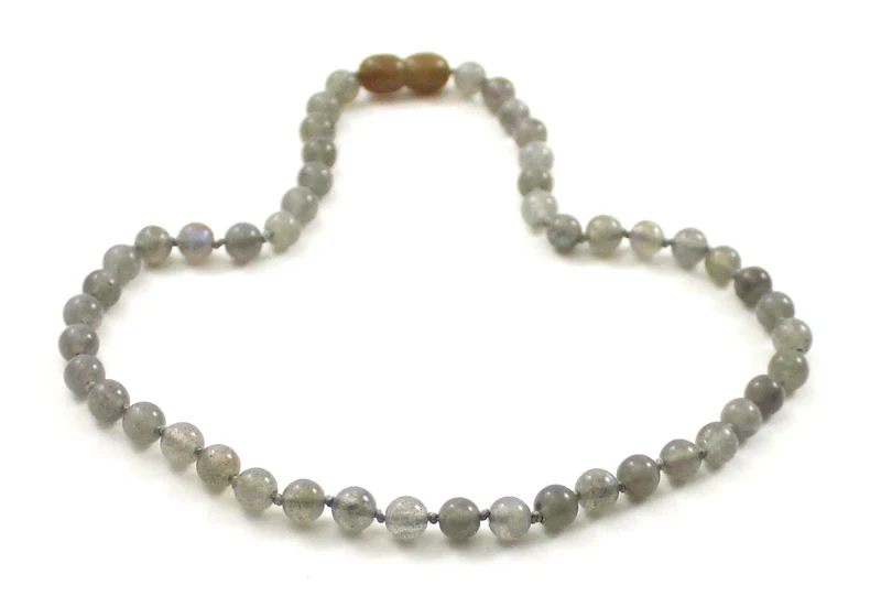 Collar gris anudado con piedras preciosas de labradorita