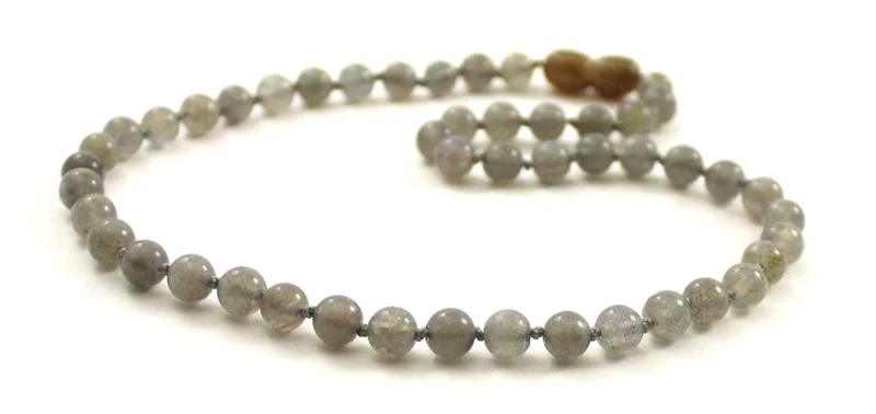 Collar gris anudado con piedras preciosas de labradorita