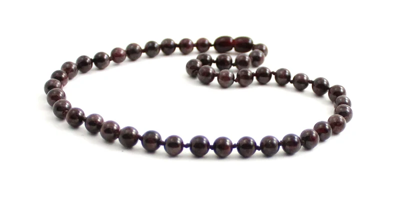 Collar Borgoña Anudado con Piedras Preciosas Granate