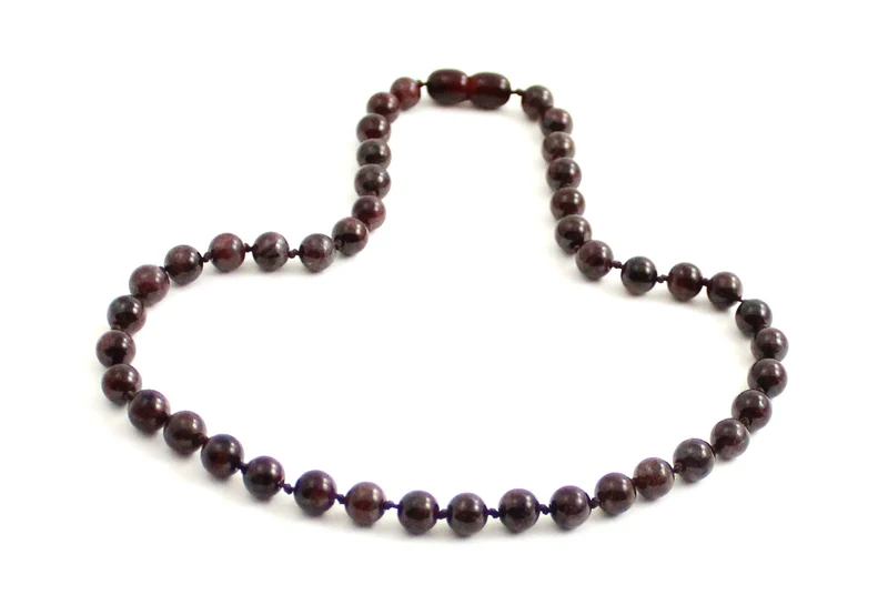 Collar Borgoña Anudado con Piedras Preciosas Granate