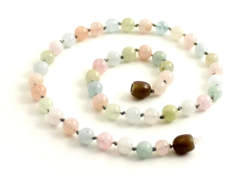 Collar multicolor anudado con piedras preciosas de morganita