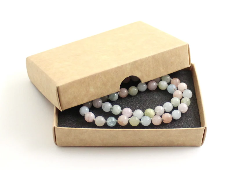 Collar multicolor anudado con piedras preciosas de morganita