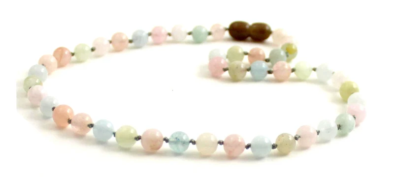Collar multicolor anudado con piedras preciosas de morganita