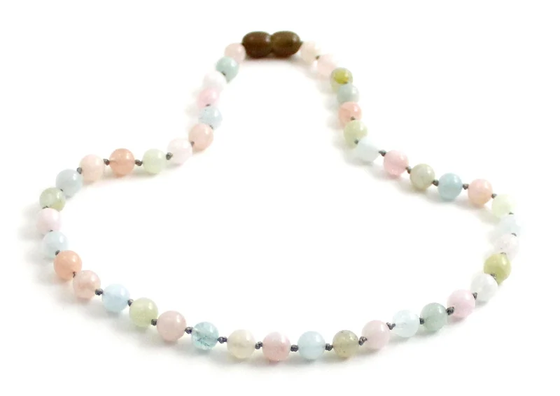 Collar multicolor anudado con piedras preciosas de morganita