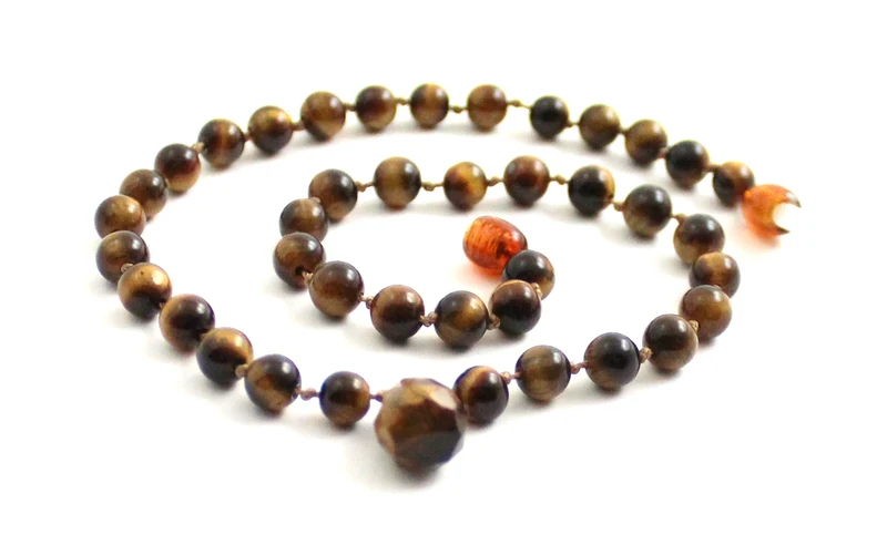 Collar marrón anudado con piedra preciosa de ojo de tigre y colgante