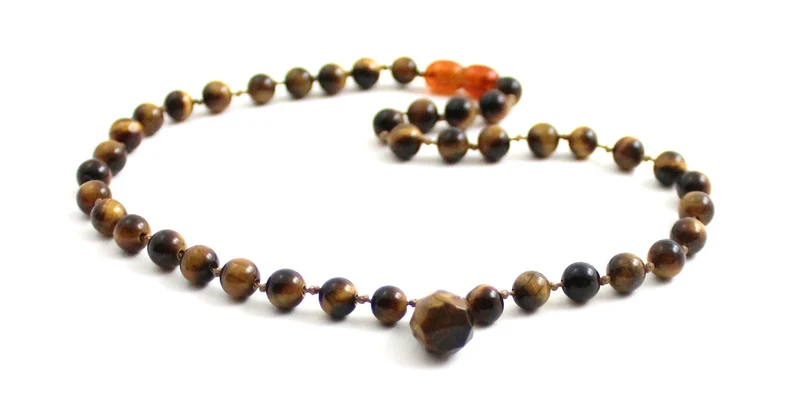 Collar marrón anudado con piedra preciosa de ojo de tigre y colgante