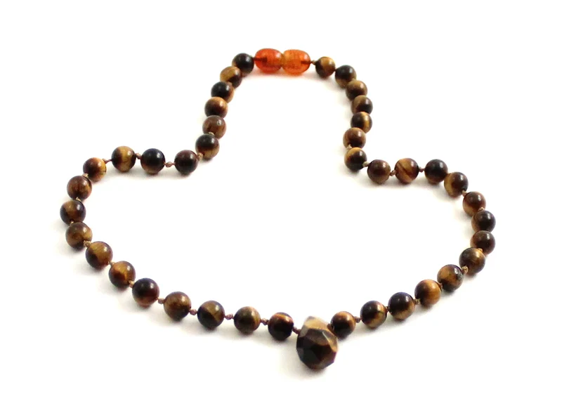 Collar marrón anudado con piedra preciosa de ojo de tigre y colgante