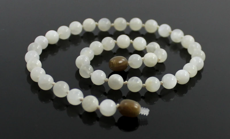 Collar blanco anudado con piedras preciosas de piedra lunar