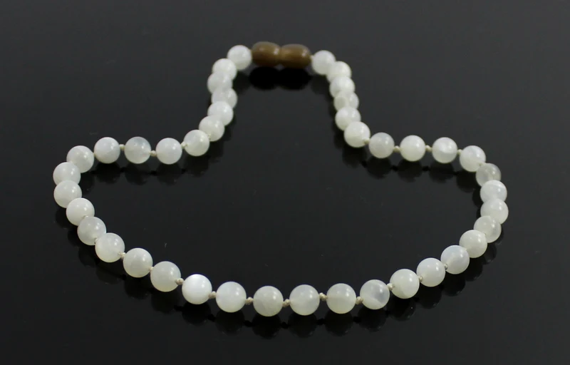 Collar blanco anudado con piedras preciosas de piedra lunar