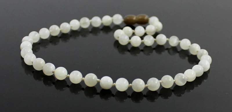 Collar blanco anudado con piedras preciosas de piedra lunar