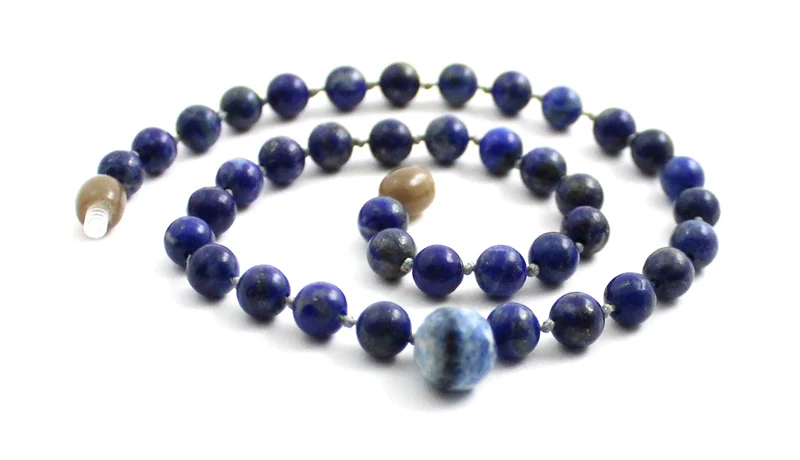 Collar azul anudado con piedras preciosas de lapislázuli y colgante