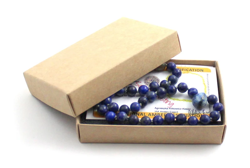 Collar azul anudado con piedras preciosas de lapislázuli y colgante