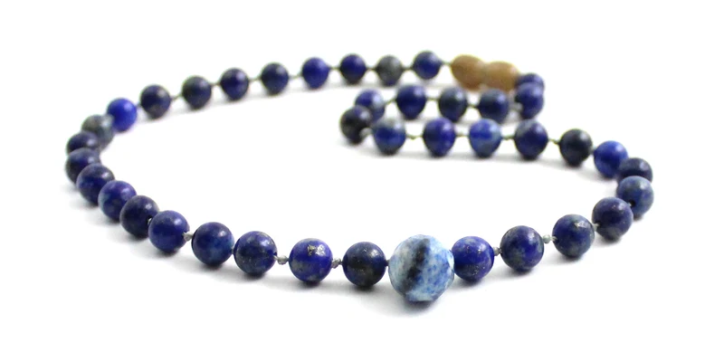 Collar azul anudado con piedras preciosas de lapislázuli y colgante