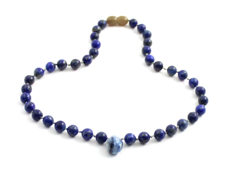 Collar azul anudado con piedras preciosas de lapislázuli y colgante
