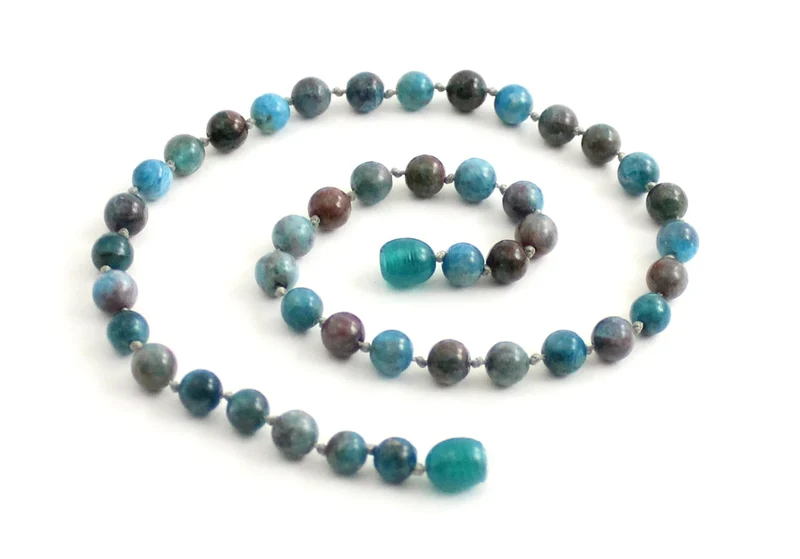 Collar azul anudado con piedras preciosas de apatita