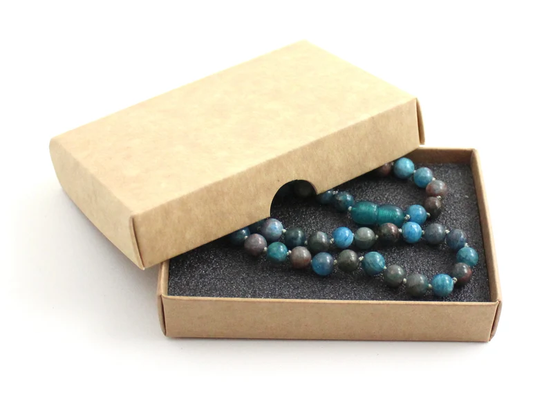 Collar azul anudado con piedras preciosas de apatita