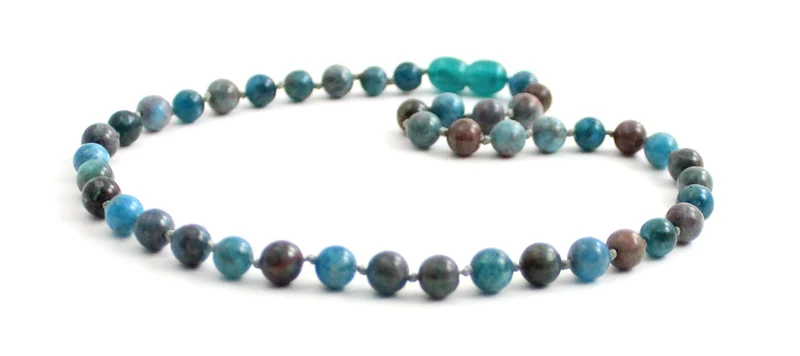 Collar azul anudado con piedras preciosas de apatita