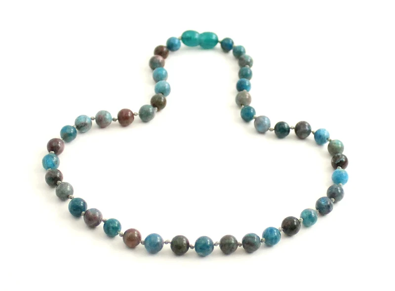 Collar azul anudado con piedras preciosas de apatita