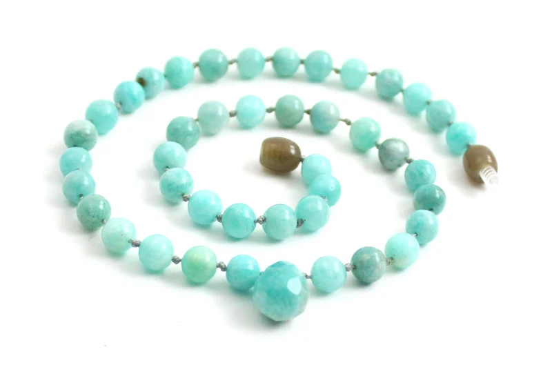 Collar verde anudado con piedras preciosas de Amazonita con colgante