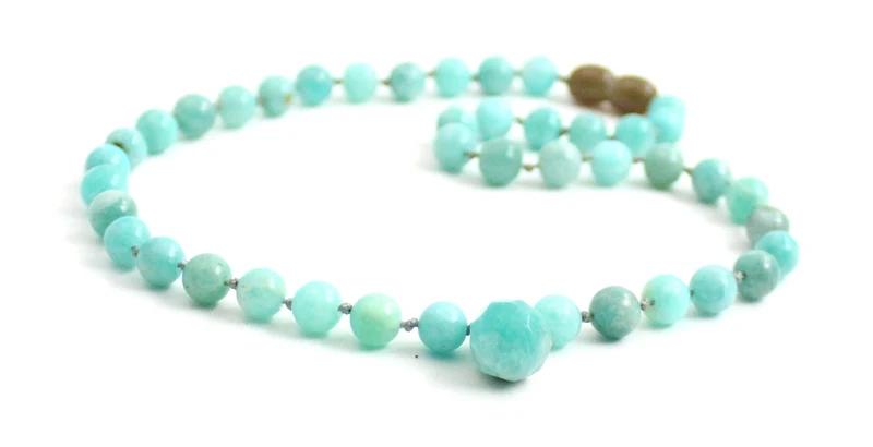 Collar verde anudado con piedras preciosas de Amazonita con colgante