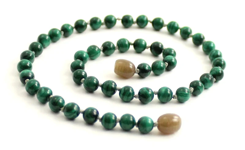 Collar verde anudado con piedras preciosas de malaquita