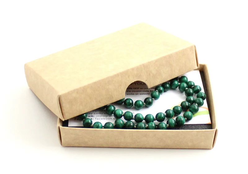 Collar verde anudado con piedras preciosas de malaquita