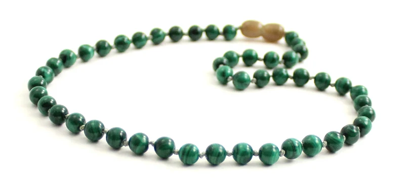 Collar verde anudado con piedras preciosas de malaquita