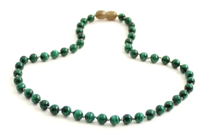 Collar verde anudado con piedras preciosas de malaquita