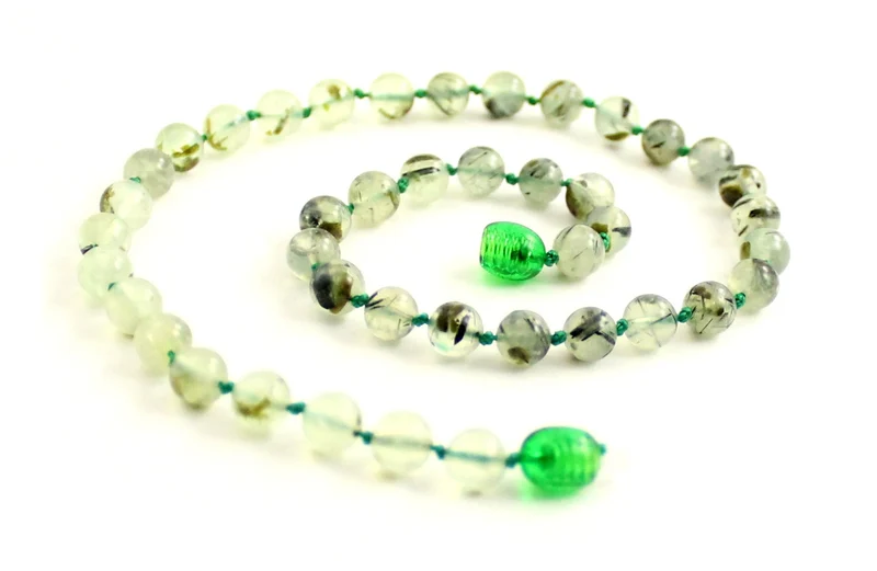 Collar verde claro anudado con piedras preciosas de prehnita