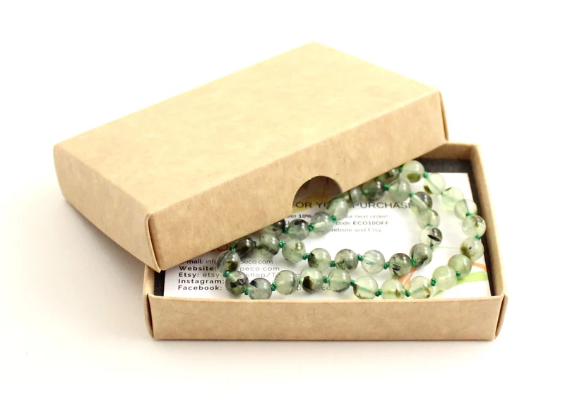 Collar verde claro anudado con piedras preciosas de prehnita