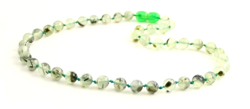 Collar verde claro anudado con piedras preciosas de prehnita