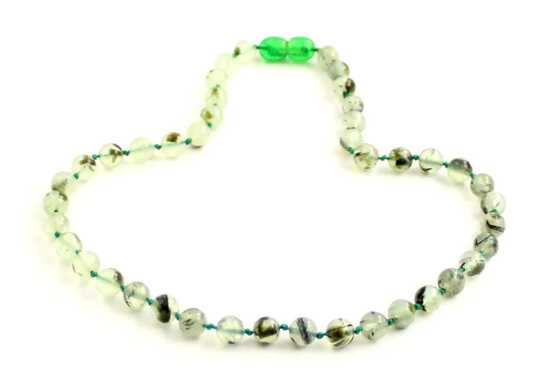 Collar verde claro anudado con piedras preciosas de prehnita