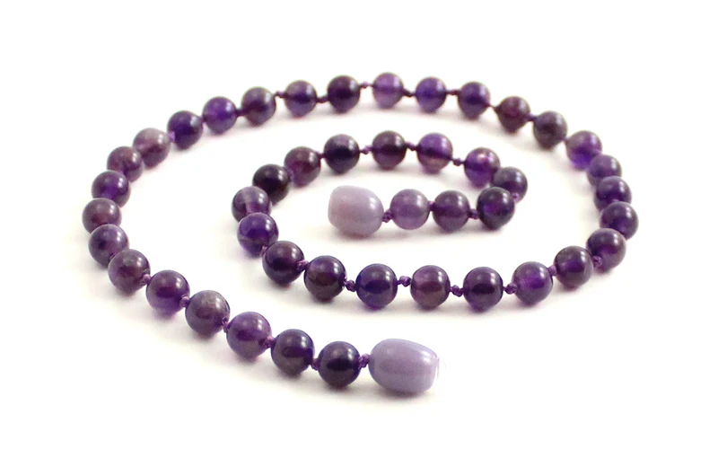 Collar violeta anudado con piedras preciosas de amatista