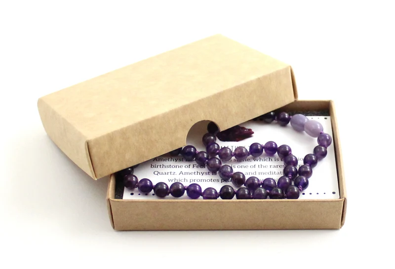 Collar violeta anudado con piedras preciosas de amatista