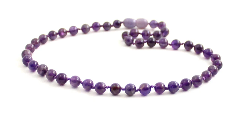 Collar violeta anudado con piedras preciosas de amatista