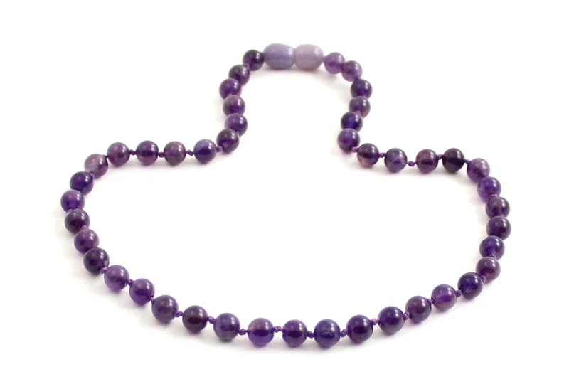 Collar violeta anudado con piedras preciosas de amatista