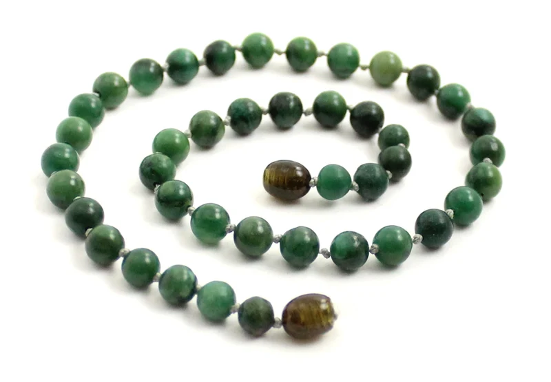 Collar verde anudado con piedras preciosas de jade africano