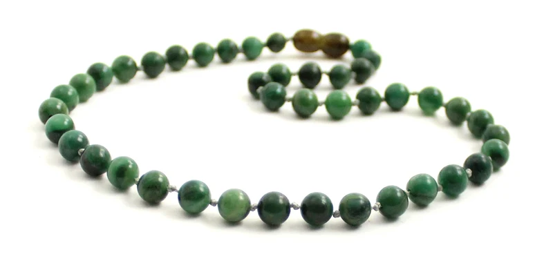 Collar verde anudado con piedras preciosas de jade africano